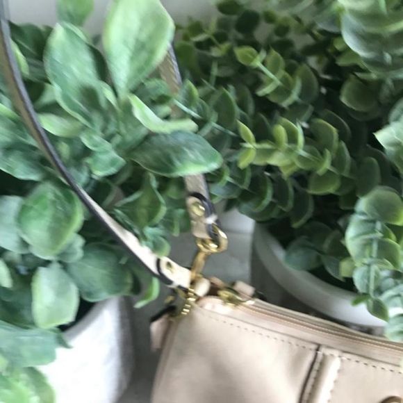 Adorable Cream leather COACH wristlet with key tag  - Picture 7 of 10